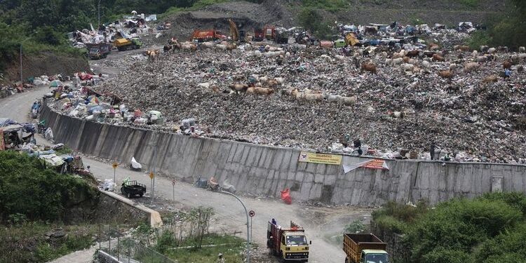 Pemkab Sleman mendorong masyarakat untuk mengelola sampah organik sendiri tanpa menyediakan sarana dan prasaran pengelolaan sampah.