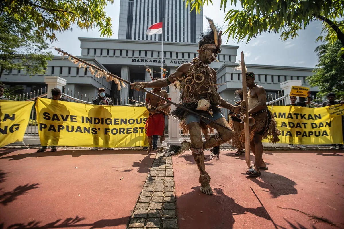 Suku Awyu dan suku Moi melakukan aksi damai di Mahkamah Agung Jakarta Pusat, 27 Mei 2024 lalu. (Foto: Jurnasyanto Sukarno / Greenpeace)
