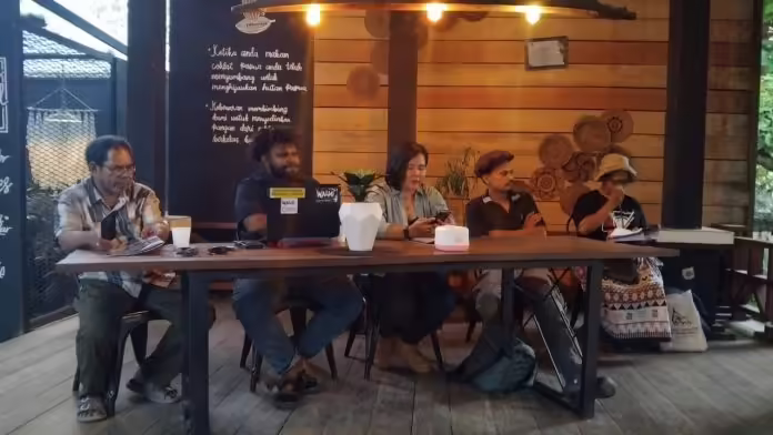 Wahana Lingkungan Hidup Papua (Walhi Papua) menggelar diskusi hasil pantauan lingkungan hidup di Tanah Papua berjudul Babat Hutan papua atas Nama Transisi Energi