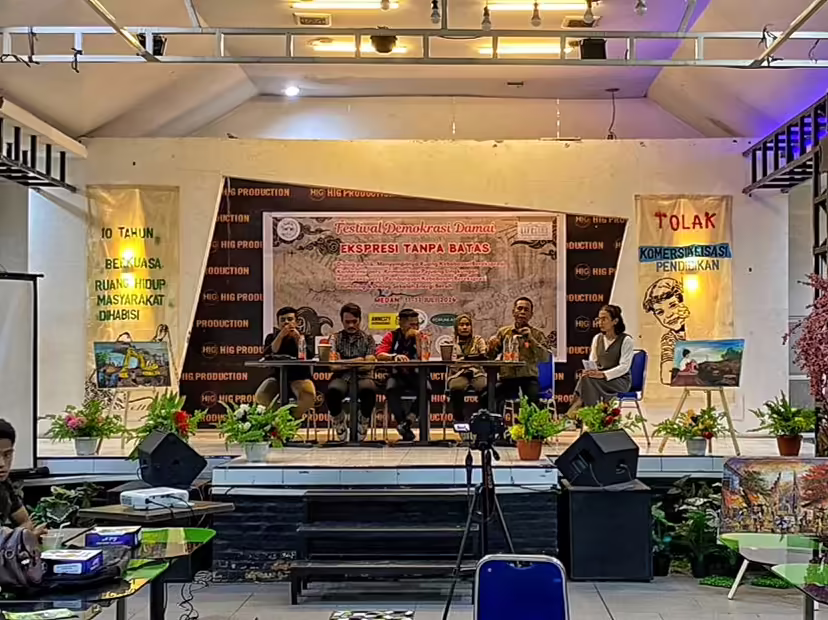 Diskusi publik tentang kriminalisasi pejuang lingkungan yang digelar Yayasan Srikandi Lestari (YSL) bersama dengan Climate Justice Indonesia di Jalan Gagak Hitam No 19, Medan Sunggal (Ayam Penyet Jakarta), Jumat (12/07/2023). (Foto: Walhi Sumatera Utara)