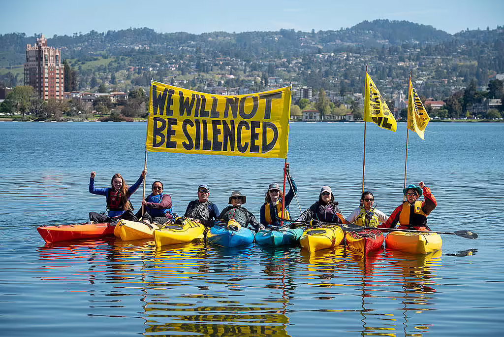 Greenpeace AS mengadakan unjuk rasa menentang perusahaan yang mencoba membungkam para kritikus pada tahun 2023 di Oakland. (© Marlena Sloss / Greenpeace)