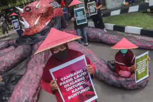 Greenpeace Indonesia bersama Walhi Sulawesi Selatan, Green Youth Movement dan Kodingareng Women Movement yang tergabung dalam organisasi Save Spermonde menggelar aksi dengan membawa Monster Oligarki raksasa ke kantor Gubernur Sulawesi Selatan di Makassar, Sulawesi Selatan. Aksi ini untuk mendesak pemerintah membatalkan reklamasi Makassar New Port yang telah merusak laut dan kepulauan Spermonde di sekitarnya, khususnya Pulau Kodingareng.