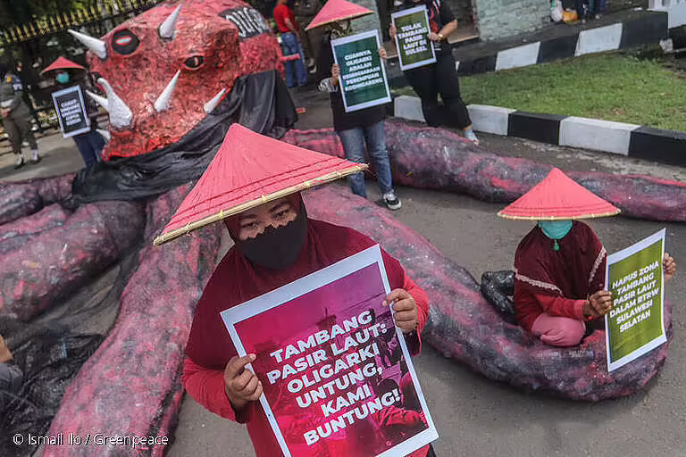 Greenpeace Indonesia bersama Walhi Sulawesi Selatan, Green Youth Movement dan Kodingareng Women Movement yang tergabung dalam organisasi Save Spermonde menggelar aksi dengan membawa Monster Oligarki raksasa ke kantor Gubernur Sulawesi Selatan di Makassar, Sulawesi Selatan. Aksi ini untuk mendesak pemerintah membatalkan reklamasi Makassar New Port yang telah merusak laut dan kepulauan Spermonde di sekitarnya, khususnya Pulau Kodingareng.