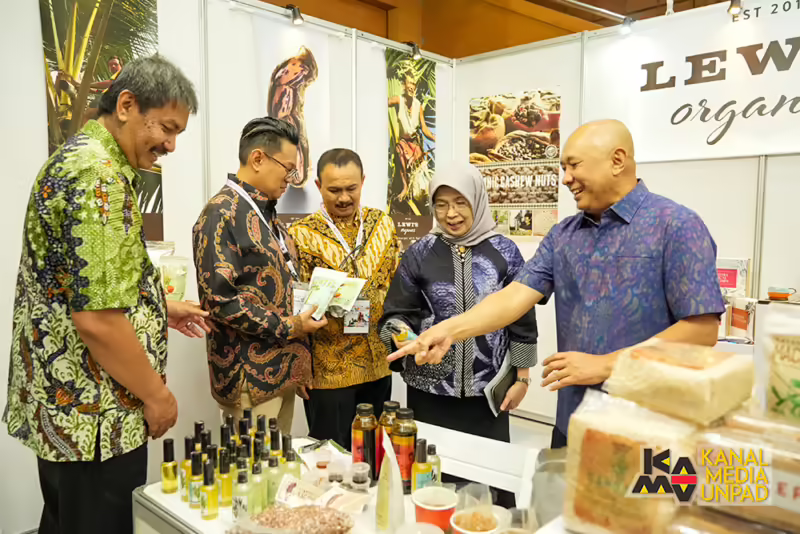 pertanian Menteri Koperasi dan UKM Teten Masduki dan Rektor Unpad Rina Indiastuti meninjau pameran Agri Summit 2024. (Foto: Dadan Triawan/Unpad)