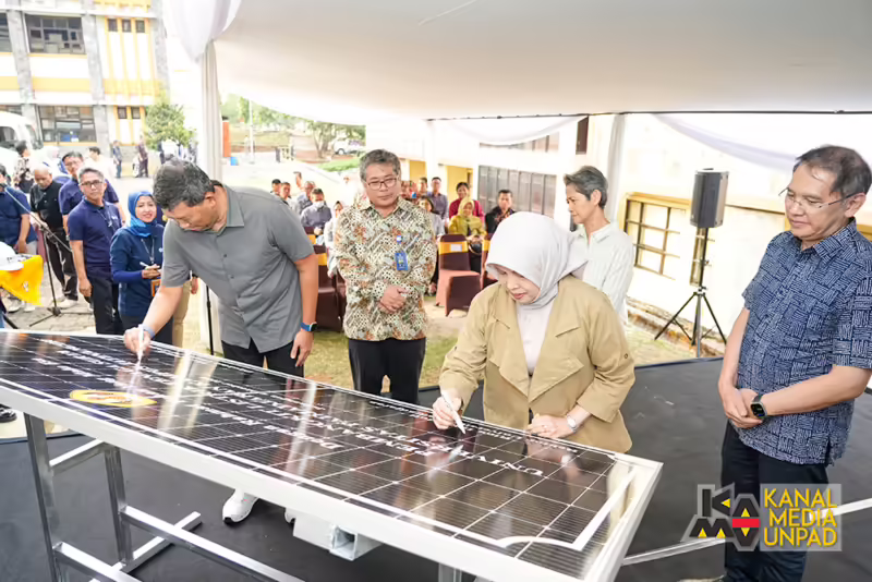 Rektor Universitas Padjadjaran Rina Indiastuti dan Direktur Utama PT Empat Mitra Indika Tenaga Surya (EMITS), Yovie Priadi menandatangani prasasti peresmian PLTS Unpad Kampus Jatinangor, Jumat 4 Oktober 2024. (Foto oleh: Dadan Triawan)