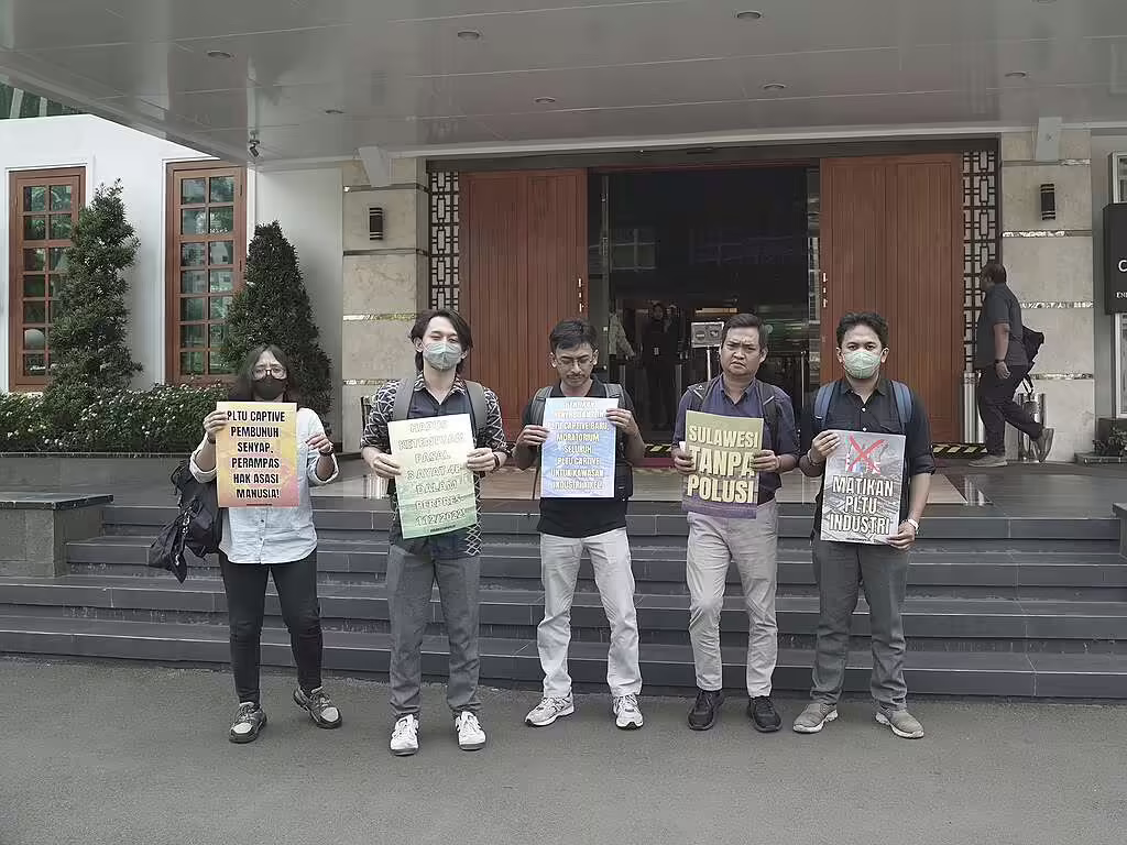 Pemerintah dianggap tidak serius menurunkan emisi karbon di Indonesia dengan mempercepat peralihan ke energi terbarukan.