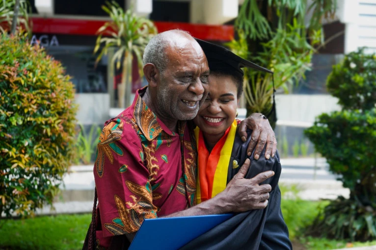 Awane Theovilla Yogi lulus dari Universitas Gadjah Mada (UGM) setelah melewati proses yang tidak mudah. Siap memajukan tanah Papua.