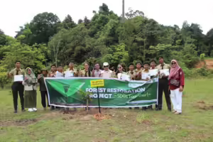 Belantara Foundation bersama Kesatuan Pengelola Hutan Produksi (KPHP) Minas Tahura mengajak siswa SMK Negeri 1 Tualang, Kabupaten Siak, Riau menanam pohon langka di kawasan Tahura Sultan Syarif Hasyim (SSH), Provinsi Riau, Kamis, 28 November 2024. (Belantara Foundation)