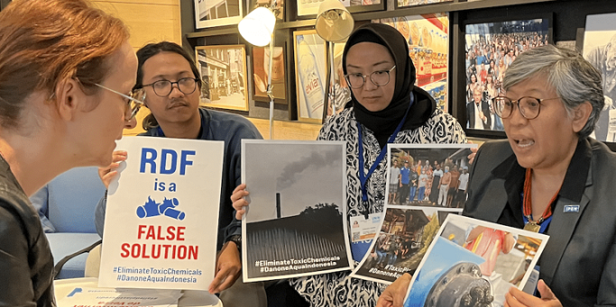 Aktivis lingkungan mengkampanyekan bahaya pencemaran plastik. (AZWI)