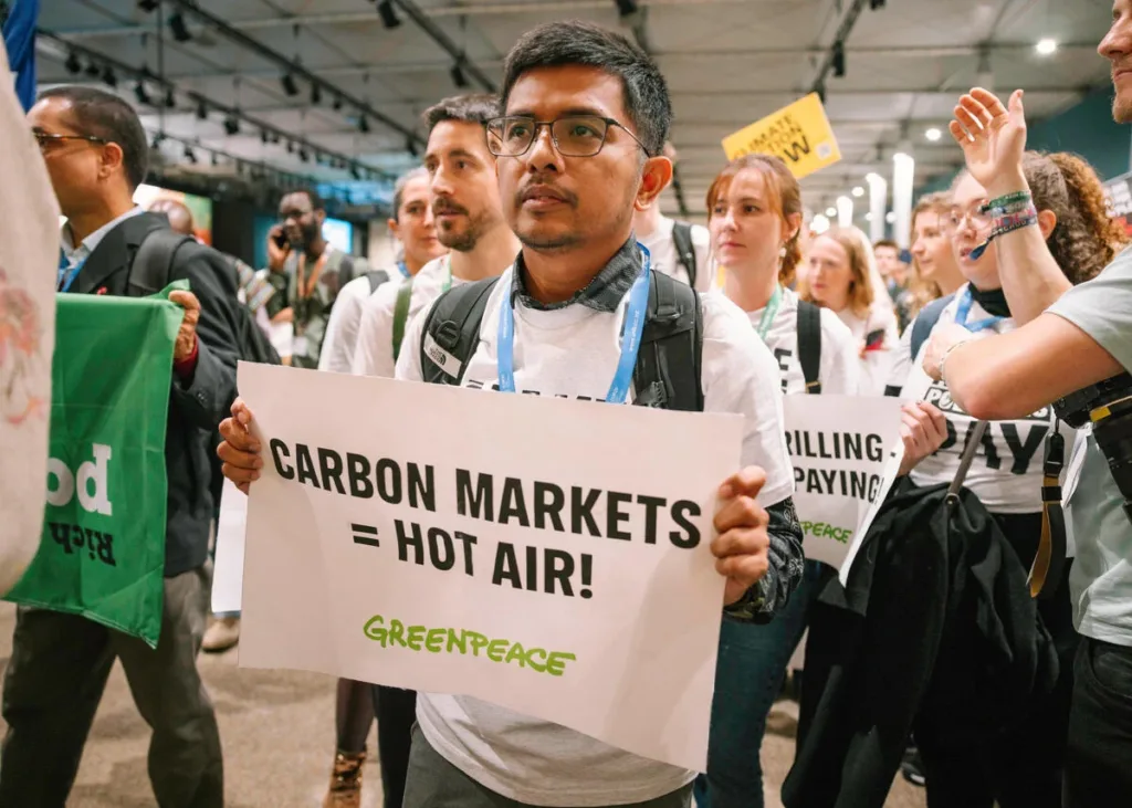 Greenpeace menyerukan #PollutersPay di COP29. Bahwa perdagangan karbon di Indonesia solusi palsu dalam mengurangi dampak krisis iklim.