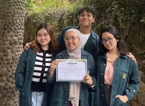 Mahasiswa ITB meneliti pemanfaatan bakteri ramah lingkungan untuk meningkatkan produktivitas kelapa sawit.