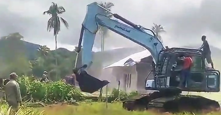 Penggusuran wilayah adat Nanghale! dilakukan menggunakan ekskavator yang tanpa ampun menghancurkan rumah dan kebun warga.
