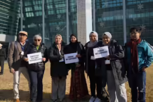 Aksi aliansi organisasi lingkungan menuntut pengurangan polusi plastik. (AZWI)