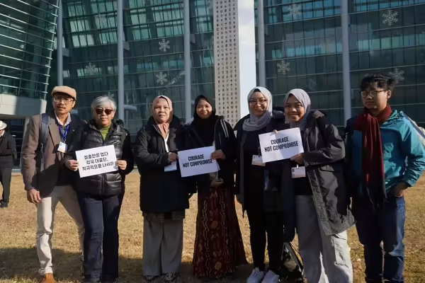 Aksi aliansi organisasi lingkungan menuntut pengurangan polusi plastik. (AZWI)