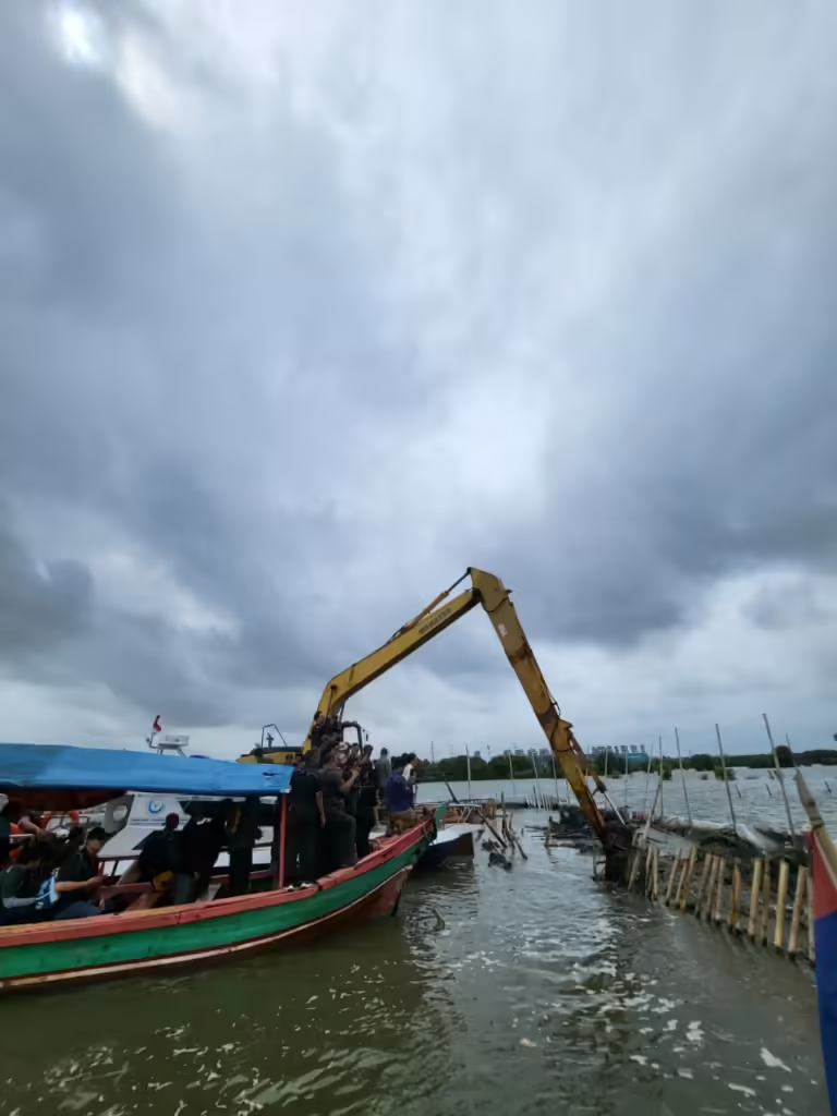 Proses pembongkaran mandiri yang dilakukan PT TRPN terhadap pagar laut di Perairan Pal Jaya, Desa Segarajaya, Kabupaten Bekasi, Selasa (11/2/2025). (Foto: Pemprov Jabar)