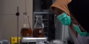 Penelitian teh celup. (Ecoton/AZWI)