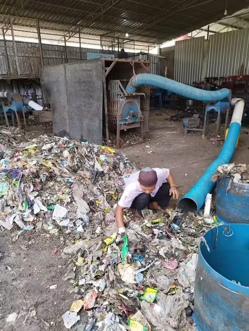 Bahan baku paving plastik di TPA Banyumas. Semua plastik dicampur tidaknada pemilahan.jpeg