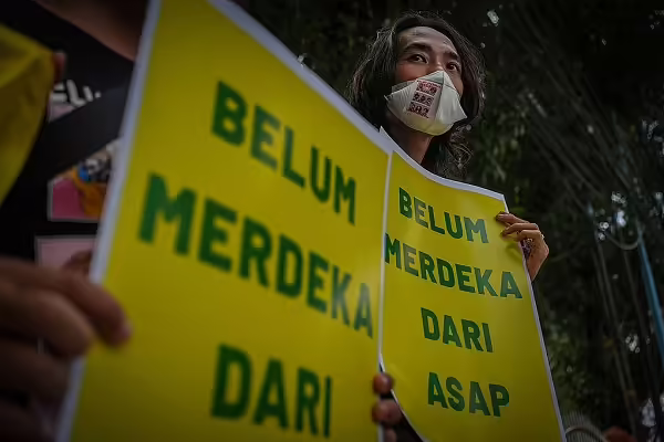 Komunitas pemuda datang ke Pengadilan Negeri Palembang hari ini untuk menghadiri sidang gugatan kabut asap dan menunjukkan dukungan mereka terhadap warga Sumatera Selatan yang menggugat tiga perusahaan atas kabut asap yang sudah berlangsung lama. © Abriansyah Liberto/Greenpeace