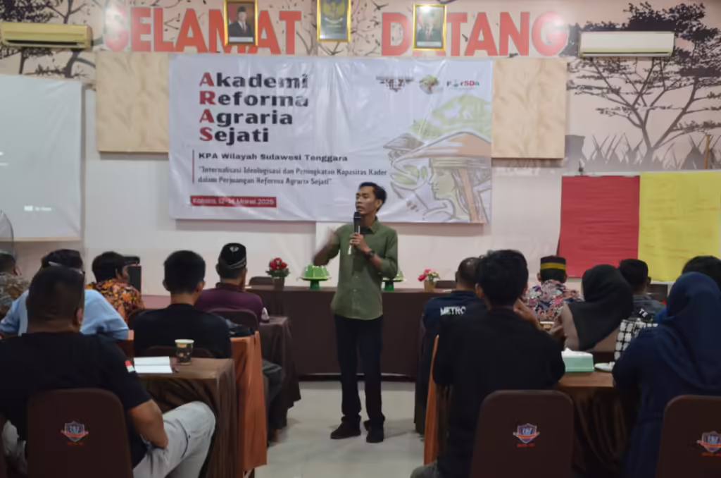 Kepala Departemen POR KPA, Syamsudin Wahid memimpin salah satu sesi pendidikan kader reforma agraria melalui ARAS, Sulawesi. ;Foto: KPA]