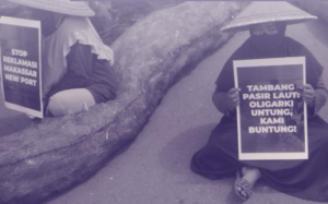 Aksi perempuan pesisir menolak reklamasi yang merusak kehidupan dan lingkungan. (Foto: WALHI Sulawesi Selatan)