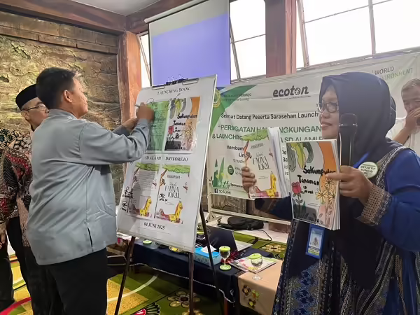 Peluncuran buku di SD Alami Driyorejo. (Foto: AZWI)