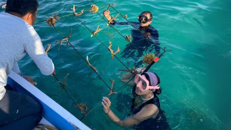 Aksi bersih-bersih pantai di kawasan Gili Noko, Gresik. (ITS)