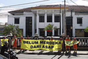 Sejumlah warga Sumatera Selatan menggelar aksi damai di depan Pengadilan Tinggi Palembang, menyusul pengajuan banding atas gugatan kabut asap. (Muhammad Hatta/Greenpeace)