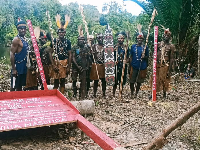 perlawanan ekologis dan spiritual masyarakat adat Suku Awyu di Papua memajang salib merah—yang tampaknya memiliki makna religius dan perlawanan kultural - Dok Walhi Papua