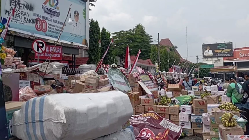 Donasi logistik yang membeludak di depan Kantor Bupati Pati untuk massa aksi Rabu (13/8/2025). (Foto: NU Online/Ahmad Solkan)