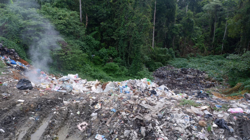 Tempat pembuangan sampah dari kota Tuapeijat di Desa Sido Makmur, sekitar 12 kilometer dari Pelabuhan Tuapeijat.