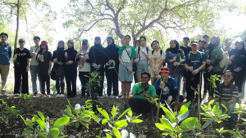 Mahasiswa Prodi Teknik Lingkungan UNAIR dan Nanyang Polytechnic dalam sesi foto bersama sebelum melakukan penanaman mangrove di Ekowisata Mangrove, Rabu (3/9/2025) (Foto: PKIP UNAIR)