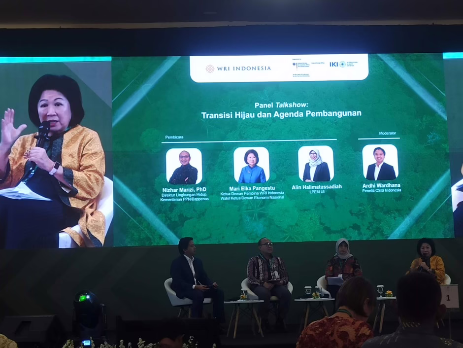 Wakil Ketua Dewan Ekonomi Nasional (DEN), Mari Elka Pengestu memaparkan target pertumbuhan ekonomi dan dekarbonisasi yang berkelanjutan di Dialog Nasional bertajuk "Road to COP30 Improving Indonesia's Position for Advancing the National Climate Action and Commitments" yang diselenggarakan di Jakarta, Rabu (22/10/2025). Foto: Ekuatorial.com/Bethriq Kindy Arrazy