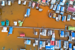 Desa Baliara di Pulau Kabaena, terletak di lepas pantai selatan Pulau Sulawesi, Indonesia. Penambangan nikel berlangsung di sekitar Baliara (Foto: Yusuf Wahil / Associated Press / Alamy)