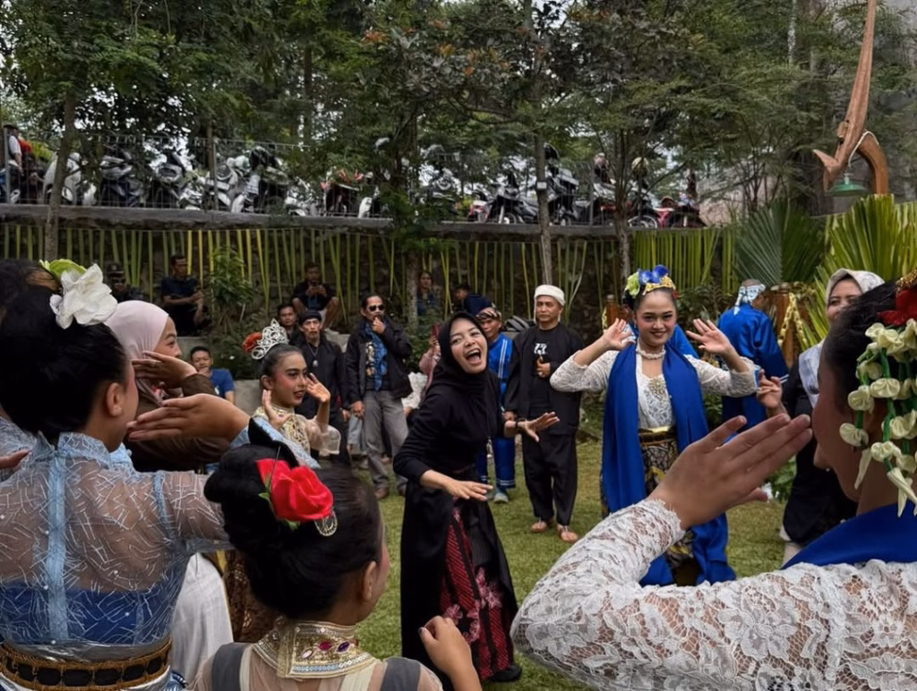 Saat dunia menanti komitmen dan kesepakatan COP 30 dari Belém, di Sarongge, doa dan tembang telah bergema di antara hamparan hijau